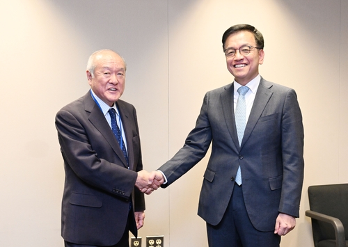 وزيرا المالية الكوري والياباني يتعهدان باتخاذ خطوات مناسبة للحد من تقلبات سوق العملات الأجنبية