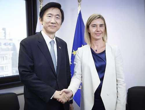 South Korean Foreign Minister Yun Byung-se and EU's foreign policy chief Federica Mogherini shake hands during a meeting in Brussels on Oct. 5. Photo courtesy of the Foreign Ministry. (Yonhap)