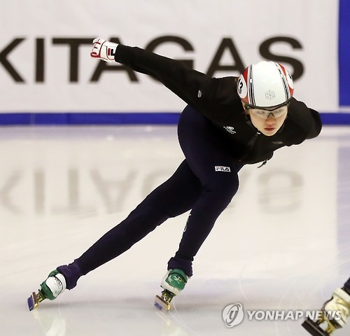 South Korean short track speed skater Shim Suk-hee trains at Makomanai Indoor Skating Rink in Sapporo, Japan, ahead of the Asian Winter Games on Feb. 18, 2017. (Yonhap)