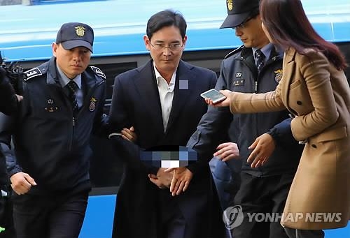 Lee Jae-yong (2nd from L), vice chairman of Samsung Electronics Co., heads to the special prosecutors' office in southern Seoul after getting out of a justice ministry van. The Samsung scion is alleged to have given or promised some 43 billion won (US$36.3 million) worth of bribes to the president's jailed friend in return for the government's backing of a merger of two Samsung affiliates in 2015. (Yonhap)