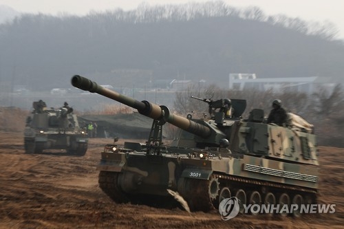 This photo taken on Jan. 2, 2017, shows the K9 self-propelled howitzers on the move during a drill in Paju, just north of Seoul. (Yonhap)