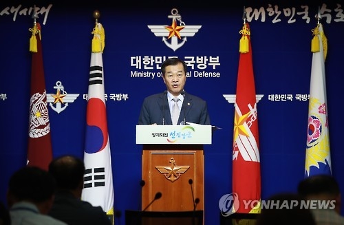 This photo, released on Sept. 6, 2016, shows South Korea's Vice Defense Minister Hwang In-moo speaking to reporters. (Yonhap)