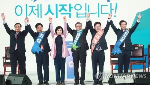 Party officials and presidential hopefuls of the liberal Democratic Party pose for a picture following the first round of their primary in Gwangju, 329 kilometers southwest of Seoul, on March 27, 2017. Former party chief Moon Jae-in (third from R) was declared the winner with 60.2 percent of votes, followed by South Chungcheong Province Gov. An Hee-jung (R) with 20 percent. (Yonhap)