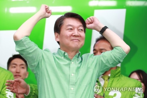 Ahn Cheol-soo, presidential nominee of the People's Party, raises both arms while greeting citizens in central Seoul on the first day of his official campaign on April 17, 2017. (Yonhap)