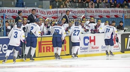 In this photo provided by Hockey Photo, South Korean players celebrate a goal against Poland during their round-robin game at the International Ice Hockey Federation (IIHF) World Championship Division I Group A at Palace of Sports in Kiev, Ukraine, on April 22, 2017. (Yonhap)