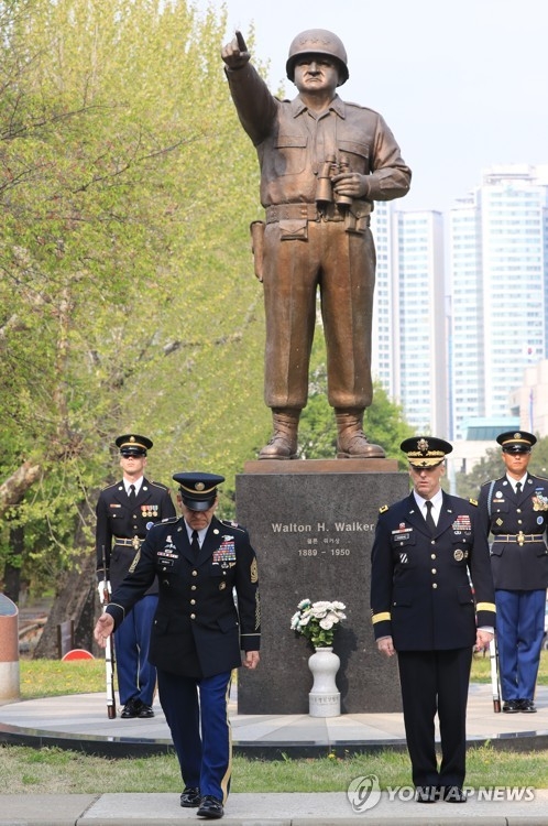 The U.S. Eighth Army hosts the Gen. Walker Monument Transition Ceremony in front of its headquarters at the Yongsan base on April 25, 2017. (Yonhap)