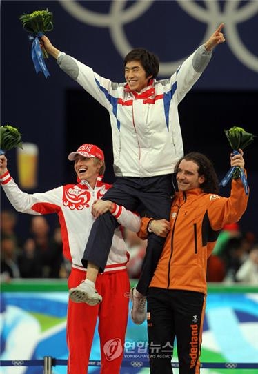 In this file photo taken on Feb. 24, 2010, South Korean speed skater Lee Seung-hoon (C) is hoisted by Ivan Skobrev of Russia (L) and Bob de Jong of the Netherlands (R) on the podium after winning the 10,000m gold medal at the 2010 Vancouver Winter Olympics at Richmond Olympic Oval in Richmond, British Columbia. (Yonhap)