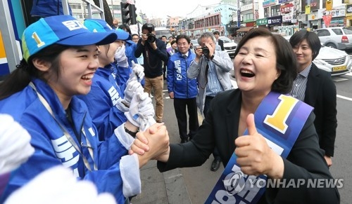 This photo, taken on May 6, 2017, shows Kim Jung-sook, the wife of Moon Jae-in, the then-presidential candidate of the Democratic Party, greeting Moon's field campaigners on the southern resort island of Jeju. (Yonhap)