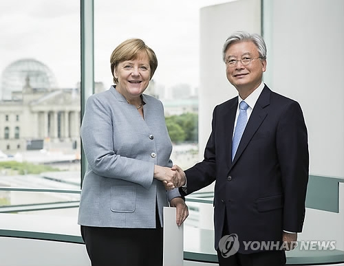 German Chancellor Angela Merkel (L) meets South Korean President Moon Jae-in's special envoy, Cho Yoon-je, in Berlin on May 25, 2017. (Yonhap file photo provided by Merkel's office)