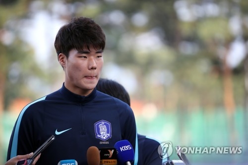 South Korea's under-20 national football team goalkeeper Song Bum-keun speaks to reporters at Cheonan Football Centre in Cheonan, South Chungcheong Province, on May 29, 2017, one day ahead of their FIFA U-20 World Cup round of 16 match against Portugal. (Yonhap)