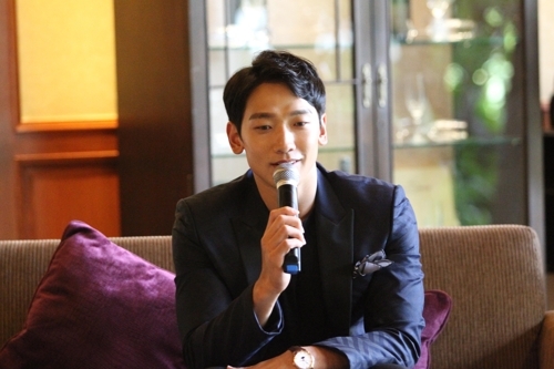 South Korean singer Rain speaks during an interview in Bangkok on June 4, 2017. He is in the Thai capital to take part in this year's Viral Fest Asia, a two-day digital music festival. (Yonhap)