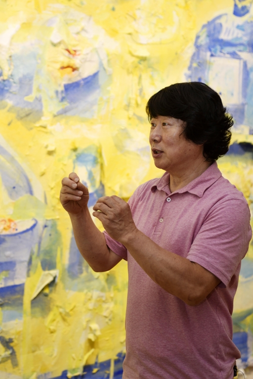 In this photo, provided by Gana Art Center in Seoul on June 21, 2017, artist Chon Byung-hyun talks to reporters during a press briefing on his solo exhibition "Appearing Series" that runs from June 23 to July 16 at the gallery. (Yonhap)
