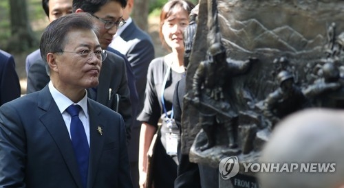 South Korean President Moon Jae-in (L) examines the memorial for the Jangjin Lake Campaign, a Korean War battle that allowed his parents to escape from what is now Hungnam, North Korea in 1950 while visiting the National Museum of the Marine Corps in Quantico, Virginia on June 28, 2017, the same day he arrived in the United States for a summit with U.S. President Donald Trump. (Yonhap)