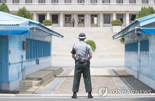 This photo taken on July 19, 2017, shows a South Korean soldier guarding in the truce village of Panmunjom inside the Demilitarized Zone which bisects South and North Korea. (Yonhap)