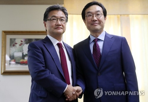 This photo taken on Oct. 20, 2017, shows Lee Do-hoon (R), South Korea's top nuclear envoy, shaking hands with his U.S. counterpart Joseph Yun before holding a meeting on North Korea's nukes. (Yonhap)