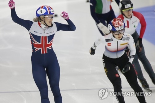 In this EPA photo, Elise Christie of Britain (L) celebrates after winning the women's 500-meter gold medal over Choi Min-jeong of South Korea (R) at the the International Skating Union (ISU) World Cup Short Track Speed Skating at Mokdong Ice Rink in Seoul on Nov. 18, 2017. (Yonhap)