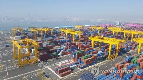 Cargo containers await shipment at the port of Incheon in this undated photo provided by the Incheon Port Authority. (Yonhap)