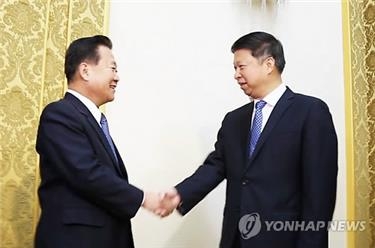 In this picture captured from the website of the International Liaison Department of the Communist Party of China on Nov. 19, 2017, Song Tao (R), the head of the department, shakes hands with Choe Ryong-hae, a high-ranking North Korean official. (Yonhap)