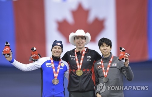 In this EPA photo, South Korea's Cha Min-kyu (R) poses with his silver medal from the men's 500 meters at the International Skating Union (ISU) World Cup Speed Skating in Calgary, Canada, on Dec. 3, 2017. Alex Boisvert-Lacroix of Canada (C) was the winner, and Mika Poutala of Finland finished third. (Yonhap)