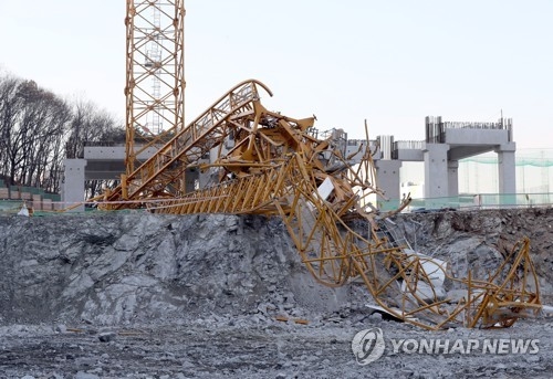 This photo shows the tower crane that collapsed at a construction site in Yongin, Gyeonggi Province, on Dec. 9, 2017. (Yonhap) 