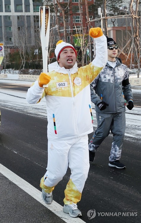 Badminton player Chung Jae-sung carries the torch for the 2018 PyeongChang Winter Olympics in the city of Incheon, west of Seoul, on Jan. 10, 2018. (Yonhap)