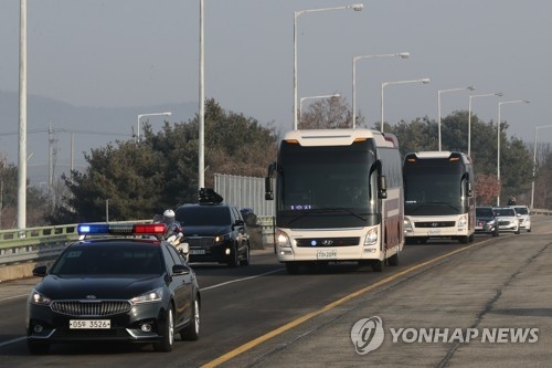 Buses carrying North Korean officials head to Seoul on Jan. 21, 2018. (Yonhap)