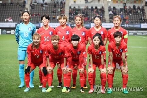 This file photo taken on Dec. 15, 2017, shows South Korea women's national football team players posing for a photo ahead of their EAFF E-1 Football Championship match against China at Soga Sports Park in Chiba, Japan. (Yonhap)