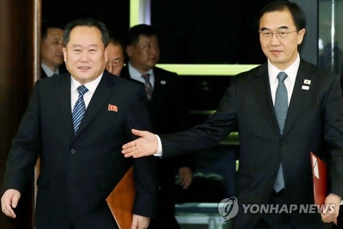 A joint press corps file photo shows South Korean Unification Minister Cho Myoung-gyon (R) and Ri Son-gwon, chairman of North Korea's Committee for Peaceful Reunification, meeting at Panmunjom on Jan. 9, 2018. (Yonhap)