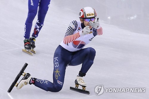 In this file photo from Dec. 17, 2016, Lee Jung-su of South Korea celebrates his victory in the men's 1,500 meters final at the International Skating Union World Cup Short Track Speed Skating at Gangneung Ice Arena in Gangneung, 230 kilometers east of Seoul. (Yonhap)