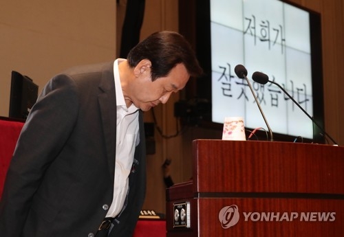 This photo taken on June 15, 2018, shows Kim Moo-sung, the six-term lawmaker of the main opposition Liberty Korea Party (LKP), announcing that he will not run for the 2020 general elections due to the party's defeat in the latest local elections. (Yonhap)