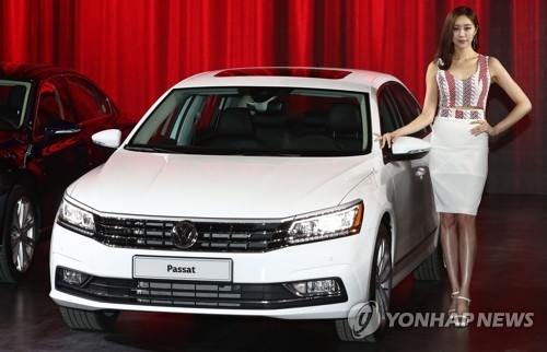In this photo taken on April 18, 2018, a model stands beside the 2.0-liter gasoline Passat sedan unveiled at Volkswagen's media unveiling event in eastern Seoul. (Yonhap)