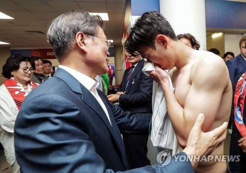 South Korean President Moon Jae-in (L) consoles South Korean forward Son Heung-min following the team's 2-1 loss to Mexico in their Group F contest at the FIFA World Cup at Rostov Arena in Rostov-on-Don, Russia, on June 23, 2018. (Yonhap)