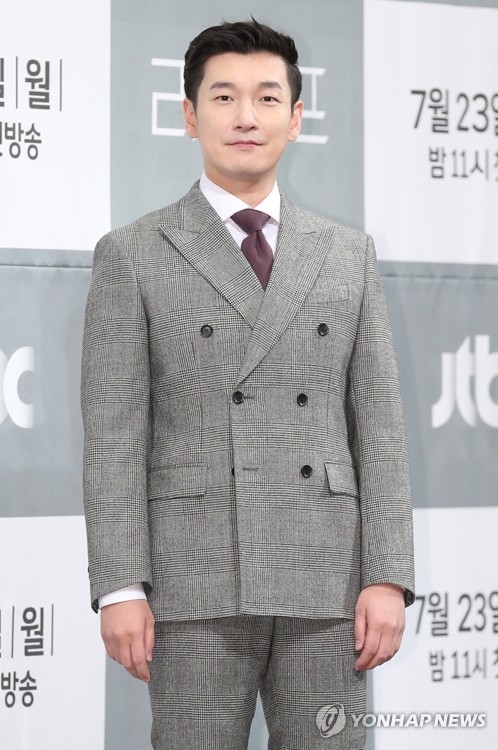 Cho Seung-woo, who plays the role of Koo Seung-hyo in the new TV series "Life," poses for photos during a press conference in southern Seoul on July 23, 2018. (Yonhap)