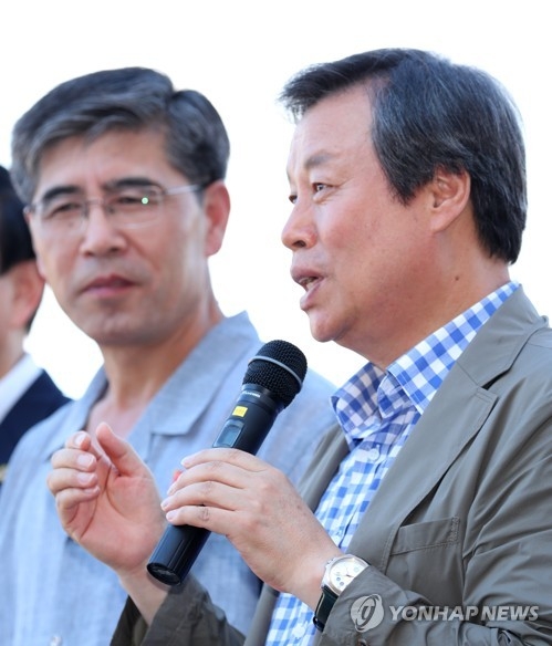 South Korean Sports Minister Do Jong-whan (R) addresses South Korean and North Korean athletes training at Chungju Tangeum Lake International Rowing Center in Chungju, 150 kilometers south of Seoul, ahead of the Asian Games on July 31, 2018. (Yonhap)