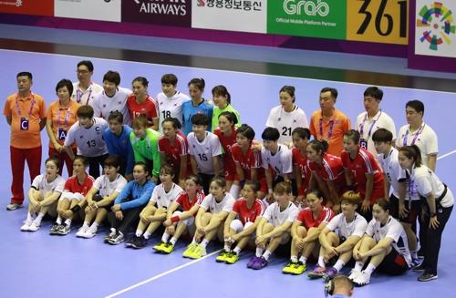 Members of the South Korean and North Korean women's handball teams pose for photos together before the start of their preliminary match at the Asian Games at GOR Popki Cibubur in Jakarta on Aug. 14, 2018. (Yonhap)