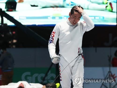 South Korean fencer Park Sang-young reacts to his loss to Dmitriy Alexanin of Kazakhstan in the men's individual epee final at the 18th Asian Games at Jakarta Convention Center (JCC) Cendrawashi Hall in Jakarta on Aug. 19, 2018. (Yonhap)