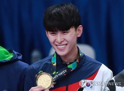 South Korean taekwondo fighter Kim Tae-hun shows his gold medal during the medal ceremony of the men's 58-kilogram taekwondo "kyorugi" (sparring) competition at the 18th Asian Games in Jakarta on Aug. 20, 2018. (Yonhap)