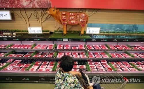 A shopper checks the beef section at a supermarket in Seoul on Aug. 8, 2018. (Yonhap) 