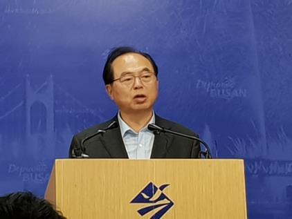 Busan Mayor Oh Geo-don announces his city's cooperation plan with North Korea at his office in Busan on Sept. 18, 2018. (Yonhap) 