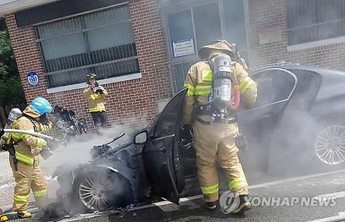Fire fighters put out a fire in a BMW 520d in Pyeongchang, 180 kilometers east of Seoul, on Sept. 24, 2018, in this photo provided by the car's owner. (Yonhap) 