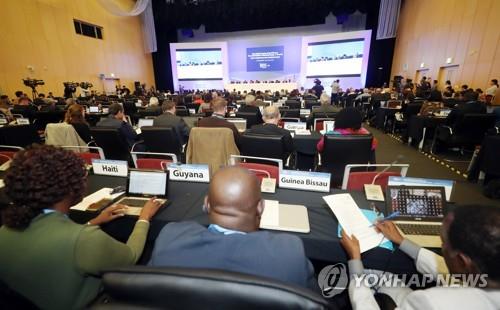 Representatives of countries from around the world hold a general meeting of the Intergovernmental Panel on Climate Change (IPCC) in Incheon, west of Seoul, on Oct. 1, 2018. (Yonhap)