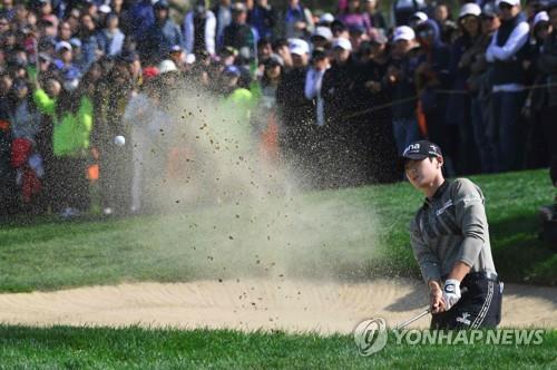 In this AFP photo, Park Sung-hyun of South Korea hits a bunker shot at the sixth hole during the third round of the LPGA KEB Hana Bank Championship at Sky 72 Golf Club's Ocean Course in Incheon, 40 kilometers west of Seoul, on Oct. 13, 2018. (Yonhap)