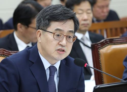 Finance Minister Kim Dong-yeon speaks during a parliamentary audit session in Seoul on Oct. 19, 2018. (Yonhap)
