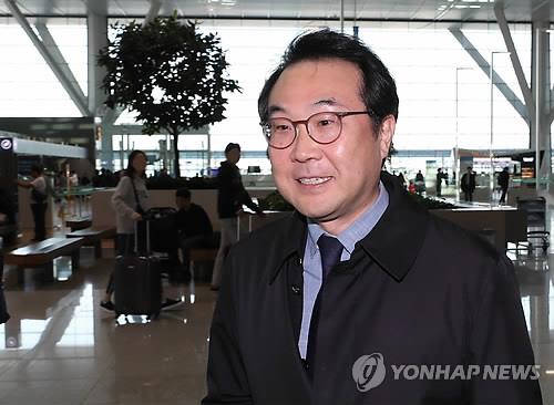 Lee Do-hoon, South Korea's representative for Korean Peninsula peace and security affairs, answers questions from reporters at an airport on Oct. 21, 2018, before leaving for the United States in a trip to coordinate North Korea policy with Washington. (Yonhap)