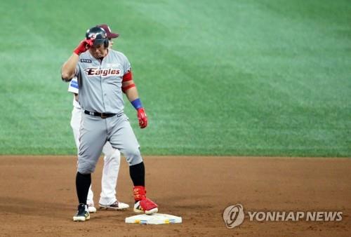 Kim Tae-kyun of the Hanwha Eagles tips his helmet toward the dugout after hitting a go-ahead double against the Nexen Heroes in the top of the ninth inning in Game 3 of the Korea Baseball Organization's first-round postseason series at Gocheok Sky Dome in Seoul on Oct. 22, 2018. The Eagles won the game 4-3. (Yonhap)