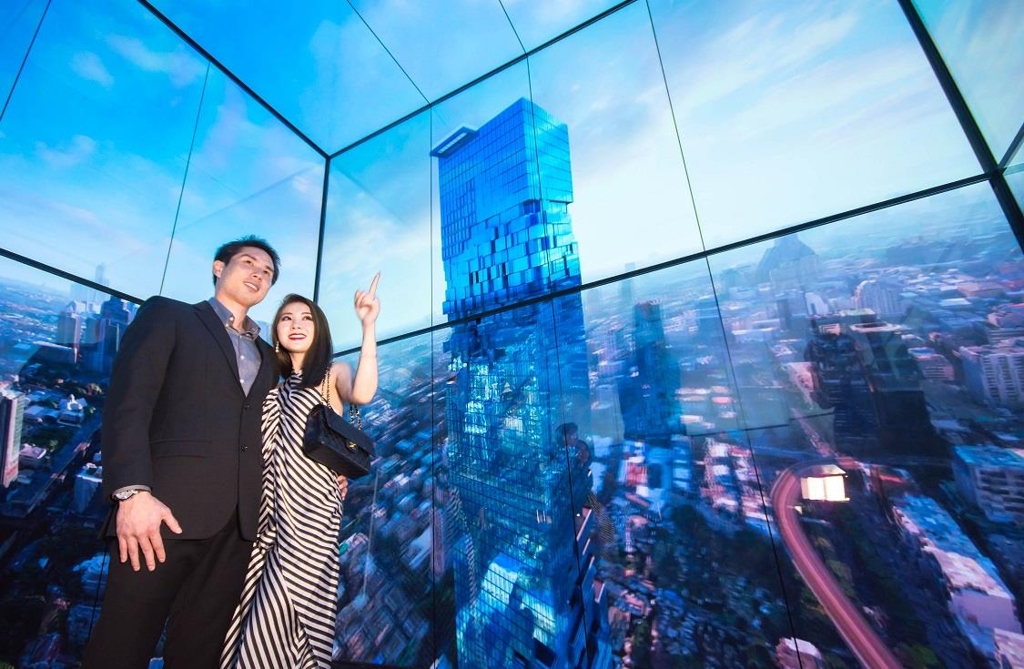 Models pose inside a high-speed elevator in Thailand's tallest building, MahaNakhon Tower, located in Bangkok, in this photo released by LG Electronics Inc. on Dec. 3, 2018. (Yonhap)