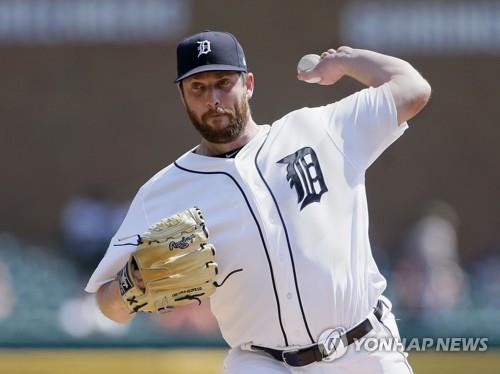 In this Getty Images file photo from Sept. 14, 2017, Chad Bell of the Detroit Tigers pitches against the Chicago White Sox during the top of the second inning in a Major League Baseball regular season game at Comerica Park in Detroit. (Yonhap)