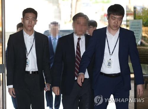 Two Samsung Electronics executives (in blurred image) arrive at the Seoul Central District Court on May 10, 2019, to attend their arrest warrant hearing. (Yonhap)