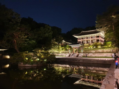 This photo taken during the Moonlight Tour on May 16, 2019, shows the Changdeok Palace's Buyongji pond. (Yonhap)
