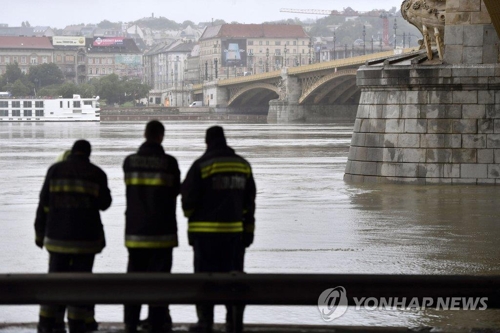 This EPA photo shows rescue workers looking at the Danube River in Budapest, where a boat carrying dozens of South Korean tourists sank, on May 30, 2019. (Yonhap)